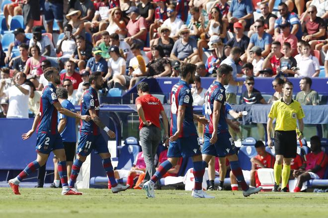 Los jugadores del Levante se marchan al vestuario en el partido ante el Sevilla (David González).