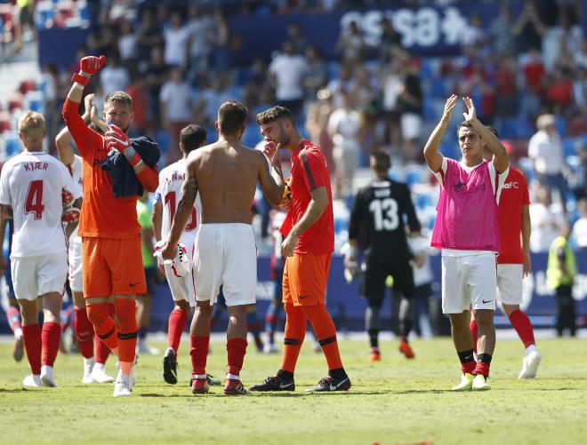 El Sevilla celebra la goleada ante el Levante (Foto: Alberto Iranzo).