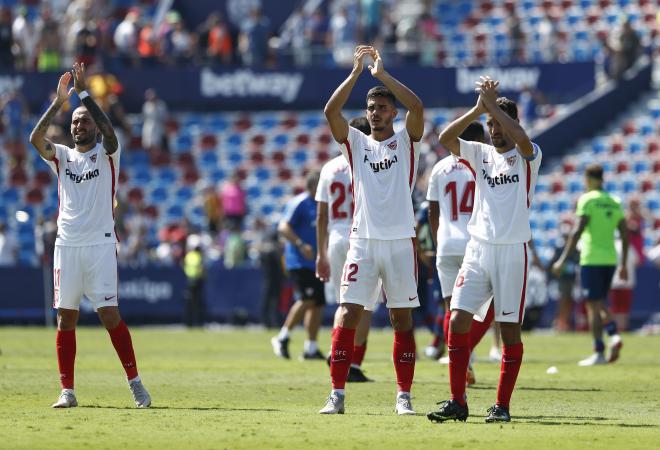 El Sevilla celebra la goleada ante el Levante en la primera vuelta (Foto: Alberto Iranzo).