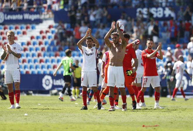 Celebración del Sevilla tras la goleada ante el Levante (Foto: Alberto Iranzo).