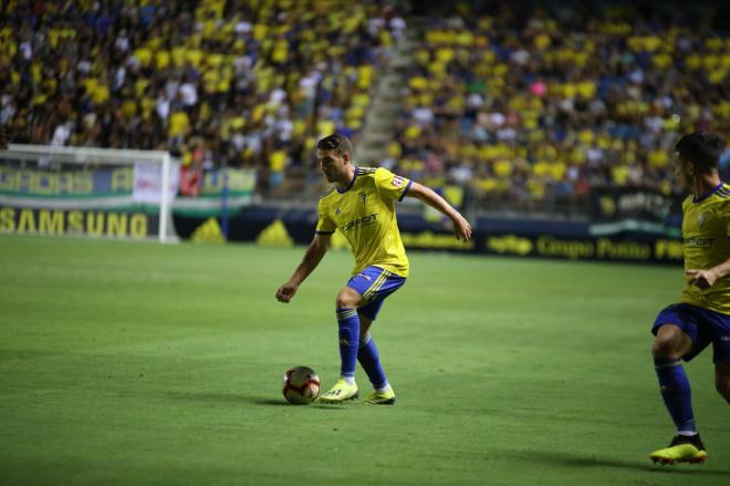 Manu Vallejo conduce el esférico.