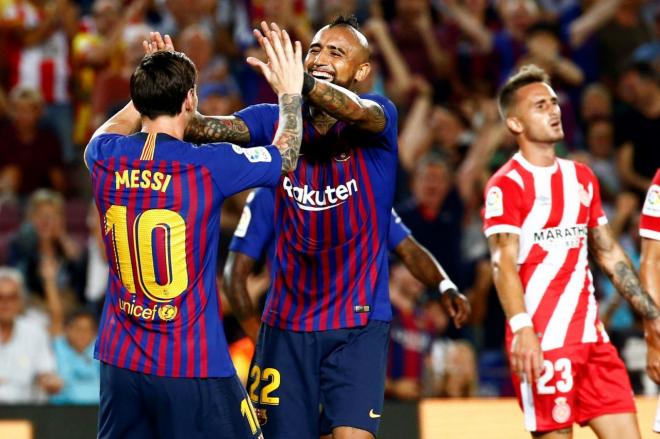 Messi celebra un gol esta temporada con Vidal en el Barcelona-Girona.