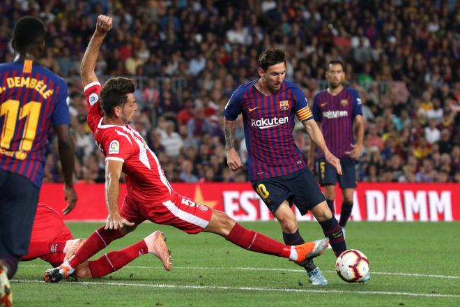 Messi, regateando a Pedro Alcalá