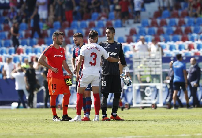 Oier Olazábal saluda a los jugadores del Sevilla (David González).