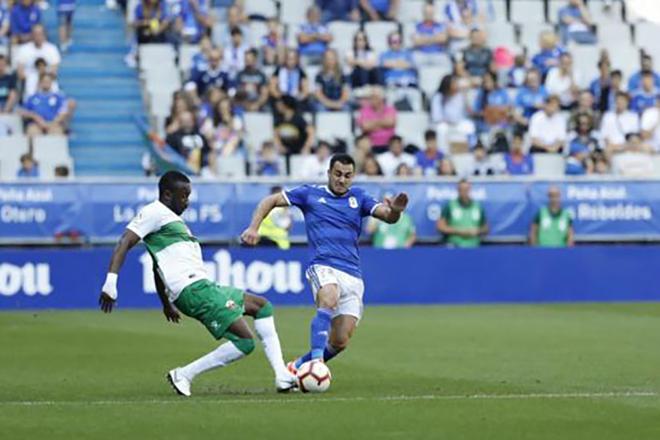 Un lance del Real Oviedo-Elche (Foto: Luis Manso).