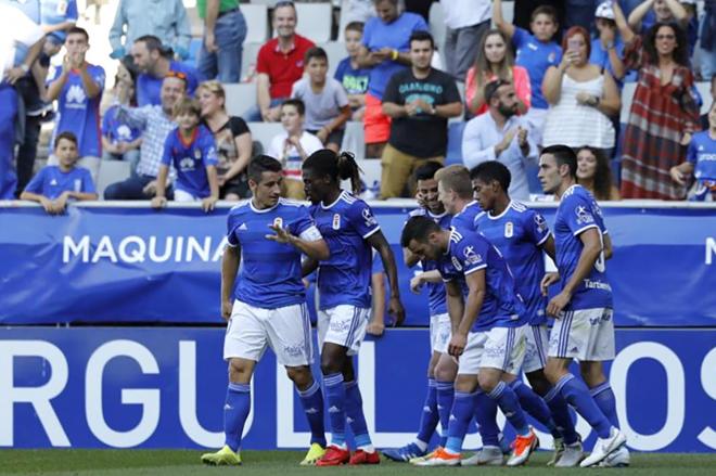 Los jugadores del Real Oviedo celebran un gol al Elche (Foto: Luis Manso).