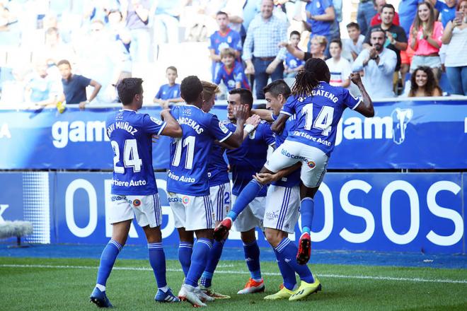 Los jugadores del Real Oviedo celebran un gol ante el Elche (Foto: Luis Manso)