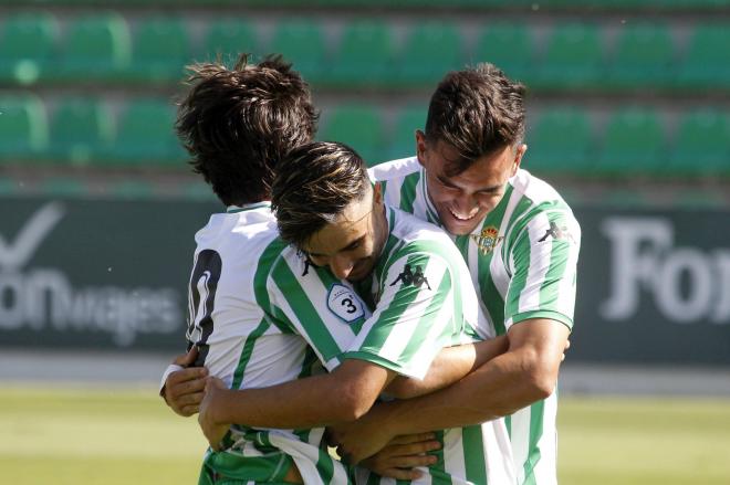 Robert celebra con Rodri y Nané un gol (Foto: Betis Cantera).