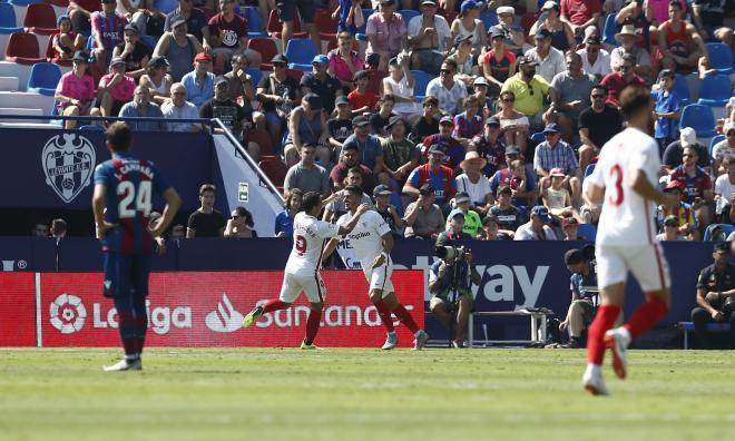 André Silva celebra un gol con Ben Yedder (Foto: Alberto Iranzo).