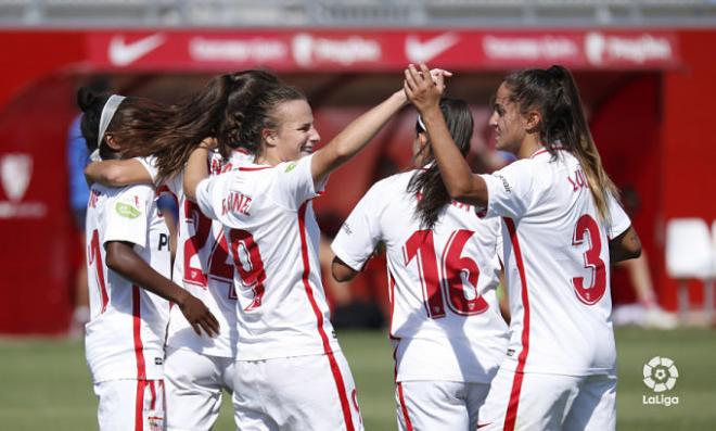 Las jugadoras del Sevilla Femenino celebran un gol ante el Sporting de Huelva.