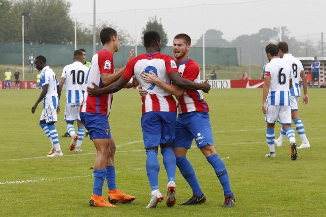 El Sporting B se mide al filial de la Real (Foto: Luis Manso).