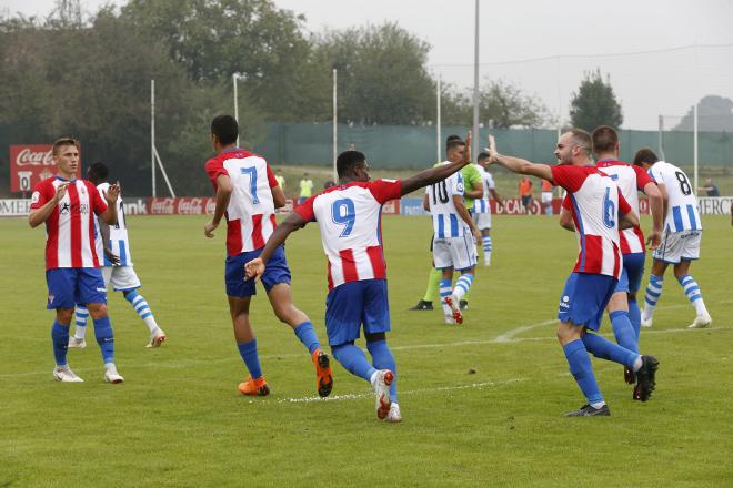 Isma Aizpiri celebra un gol junto a Neftali, entre otros, la campaña pasada en el filial  (Foto: Luis Manso).