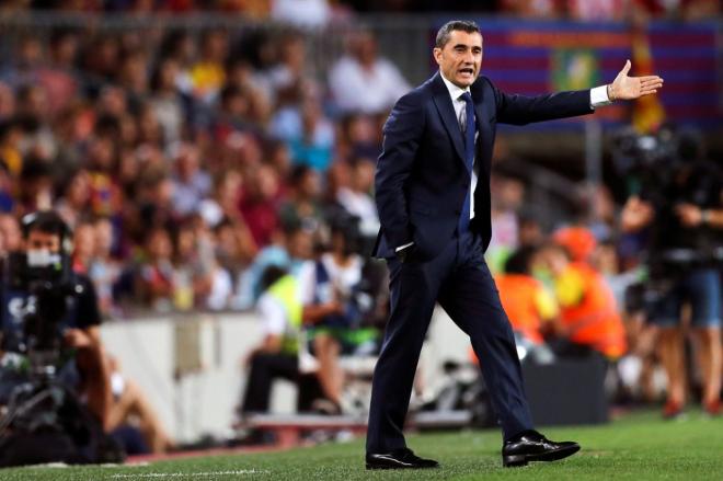 Ernesto Valverde, técnico del Barcelona, en la banda del Camp Nou.