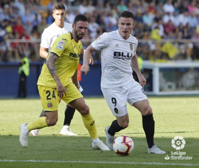 Gameiro protegiendo el balón. (Foto: LaLiga)