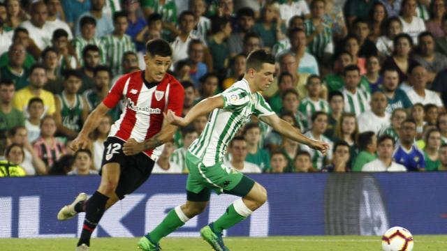 Yuri persigue a Lo Celso en el Betis-Athletic de la primera vuelta. (Foto: LFP)