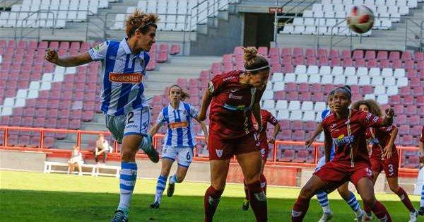 Iraia Iparagirre cabeceando un balón. (Foto: Real Sociedad).