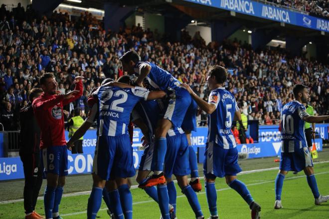 Los jugadores del Dépor celebran el gol de Quique González ante el Granada en Riazor (Foto: Iris Miquel).