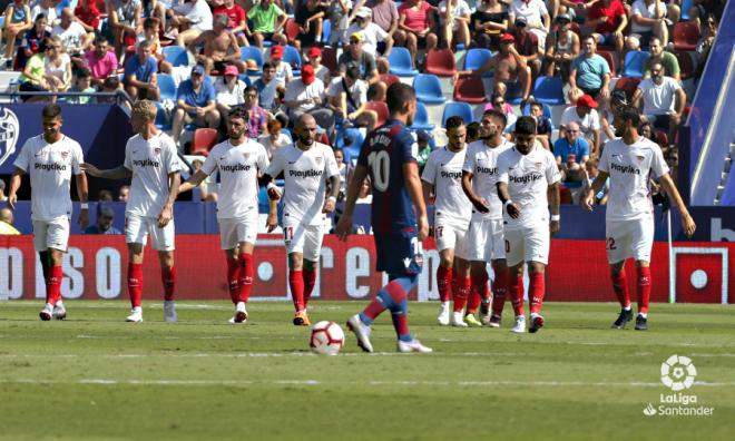 Los jugadores del Sevilla celebran un gol en presencia de Enis Baardhi (Foto: LaLiga Santander).