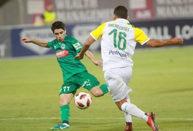 Nacho Cases y Cris Montes disputan un balón en el AEK Larnaca - Omonia (Foto: CFA).