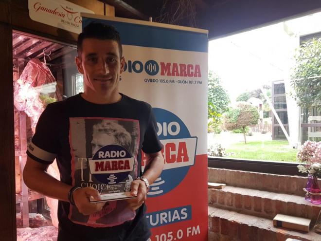 Saúl Berjón recoge el premio a mejor jugador del Real Oviedo 2017/18.