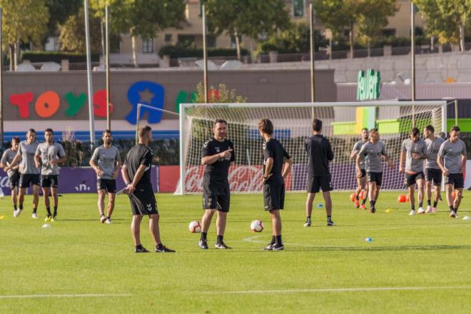 Cuerpo técnico y jugadores del Real Valladolid, en un entrenamiento (Foto: Real Valladolid).
