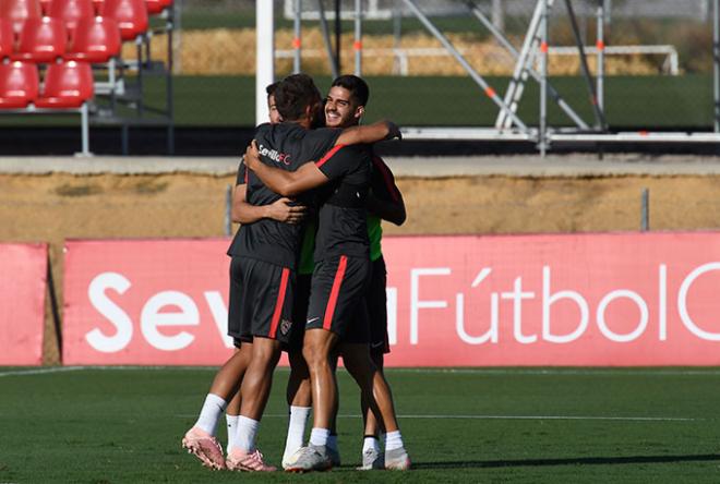 Jugadores del Sevilla en un entrenamiento (Foto: Kiko Hurtado).