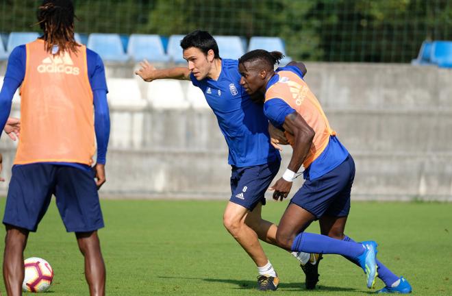 Ibra lucha con Folch en un entrenamiento con el Real Oviedo (Foto: Luis Manso).