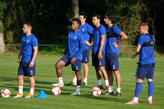 Los jugadores del Real Oviedo, durante un entrenamiento (Foto: Luis Manso).