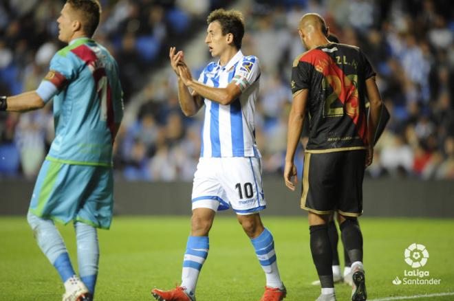 Oyarzabal aplaude una acción del Real Sociedad-Rayo Vallecano (Foto: LaLiga).