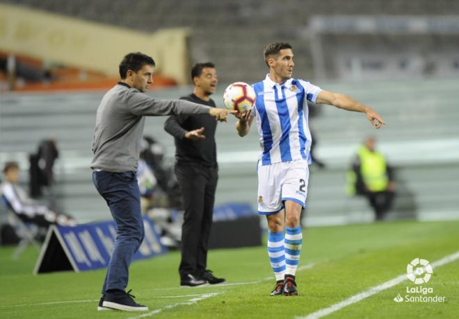 Garitano da instrucciones a Zaldua en un saque de banda (Foto: LaLiga).