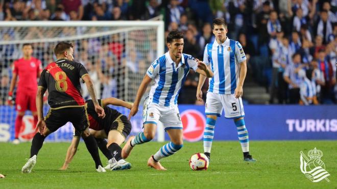 Merino avanza con el balón en un partido (Foto: Real Sociedad).