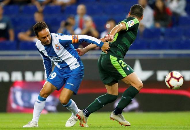 Sergio García trata de marcharse de un rival en el partido Espanyol 1-0 Eibar (Foto: MundoDeportivo).