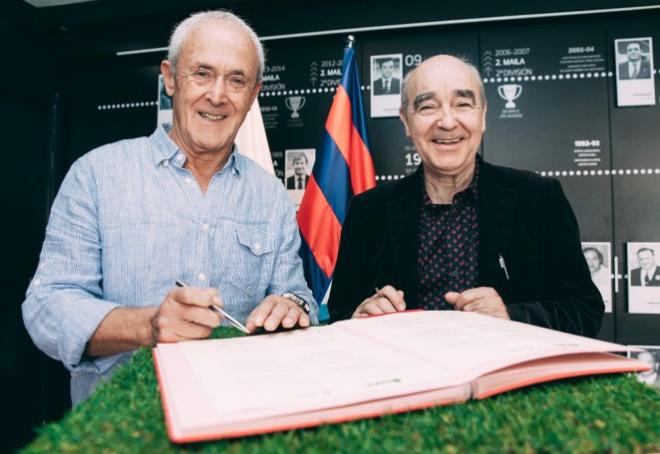 Luis Aramberri y Mikel Larrañaga han sellado el acuerdo. (Foto: SD Eibar).