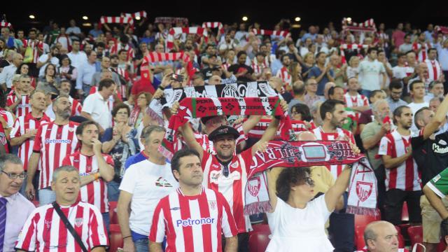 Aficionados del Athletic durante el choque. (Foto: LFP)
