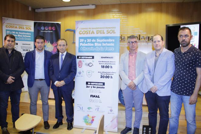 Autoridades junto al cartel del I Torneo Costa del Sol de balonmano femenino (Foto: Diputación de Málaga).