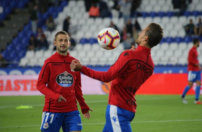 Christian Santos calienta antes del Dépor-Granada (Foto: Iris Miquel).