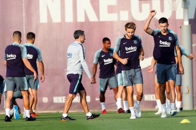 Valverde dirige un entrenamiento del FC Barcelona.
