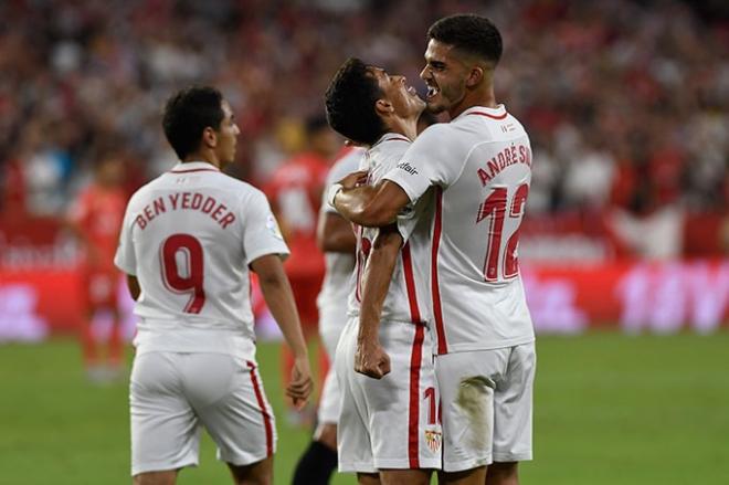 Navas y André Silva celebran el primer gol en la victoria del Sevilla ante el Real Madrid.