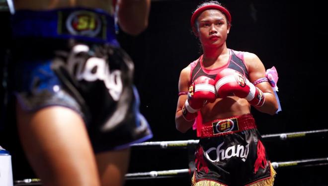 Nong Rose, trans tailandesa en un ring de Boxeo.