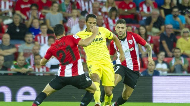 Unai Núñez intenta frenar a Bacca, atacante del Villarreal, en San Mamés (Foto: LaLiga).