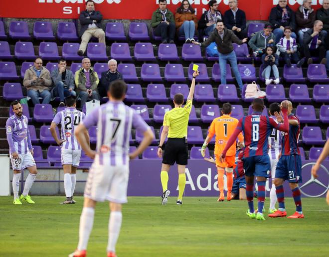 David Medié Jiménez muestra la amarilla a Pau Torres (Foto: Real Valladolid).