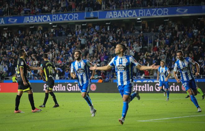 Quique González celebra un gol en Riazor (Foto: Iris Miquel).