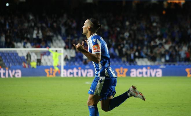 Quique González, en un lance del Dépor-Granada en Riazor (Foto: Iris Miquel).