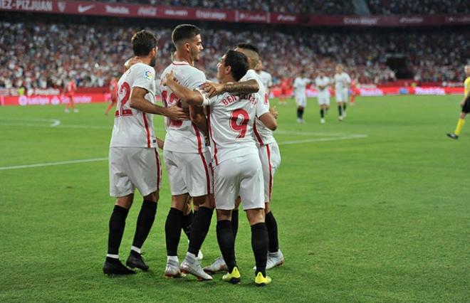 El Sevilla celebra uno de los goles ante el Real Madrid. (Foto: Kiko Hurtado).