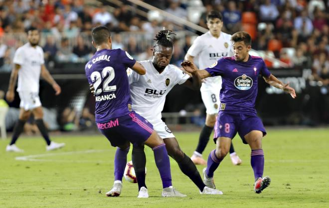 Batshuayi se zafa entre dos contrarios en el Valencia-Celta. (Foto: David González)