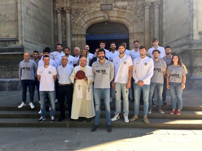 Los hombres de negro han realizado la tradicional ofrenda antes del arranque de temporada en la Basílica de Begoña