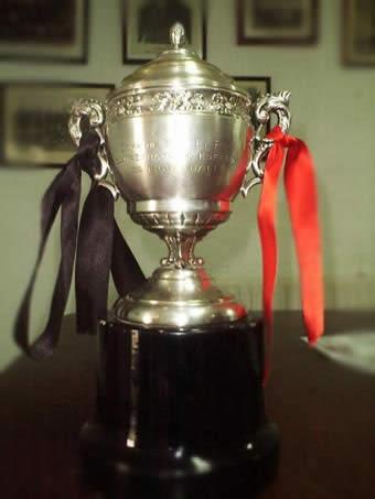 Cada partido que el Arenas juegue en Gobela se podrá fotografiar el trofeo de 1919.
