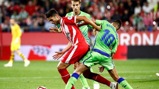 Boudebouz pelea el balón con el defensa del Girona