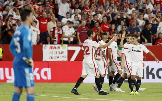Los jugadores del Sevilla celebran uno de sus goles al Real Madrid.