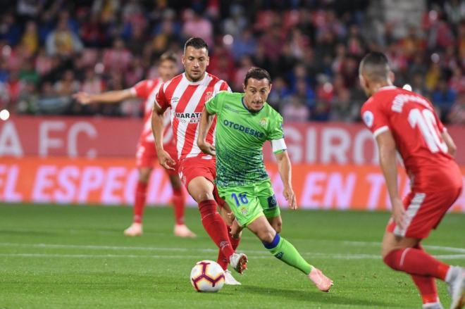 Guardado conduce el balón entre Borja García y Álex Granell.